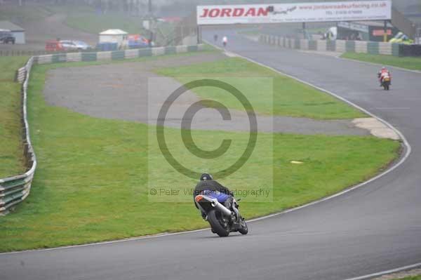 Mallory park Leicestershire;Mallory park photographs;Motorcycle action photographs;event digital images;eventdigitalimages;mallory park;no limits trackday;peter wileman photography;trackday;trackday digital images;trackday photos