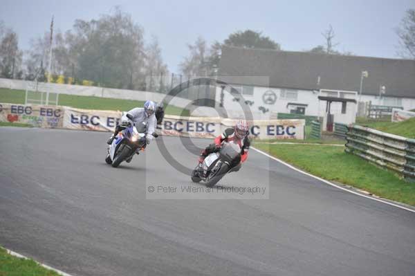 Mallory park Leicestershire;Mallory park photographs;Motorcycle action photographs;event digital images;eventdigitalimages;mallory park;no limits trackday;peter wileman photography;trackday;trackday digital images;trackday photos