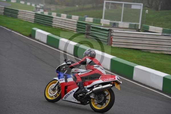 Mallory park Leicestershire;Mallory park photographs;Motorcycle action photographs;event digital images;eventdigitalimages;mallory park;no limits trackday;peter wileman photography;trackday;trackday digital images;trackday photos
