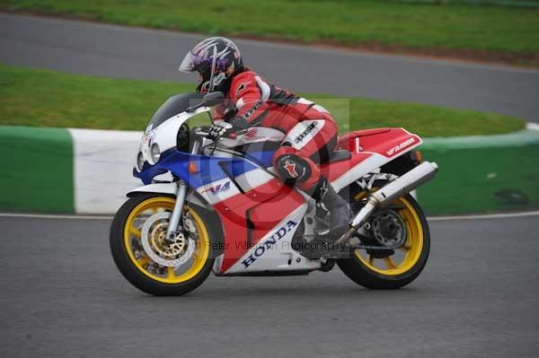 Mallory park Leicestershire;Mallory park photographs;Motorcycle action photographs;event digital images;eventdigitalimages;mallory park;no limits trackday;peter wileman photography;trackday;trackday digital images;trackday photos