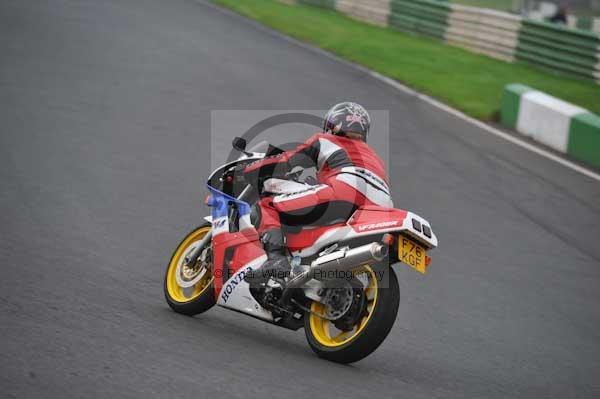 Mallory park Leicestershire;Mallory park photographs;Motorcycle action photographs;event digital images;eventdigitalimages;mallory park;no limits trackday;peter wileman photography;trackday;trackday digital images;trackday photos