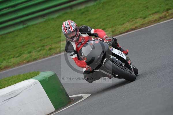 Mallory park Leicestershire;Mallory park photographs;Motorcycle action photographs;event digital images;eventdigitalimages;mallory park;no limits trackday;peter wileman photography;trackday;trackday digital images;trackday photos