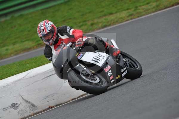 Mallory park Leicestershire;Mallory park photographs;Motorcycle action photographs;event digital images;eventdigitalimages;mallory park;no limits trackday;peter wileman photography;trackday;trackday digital images;trackday photos