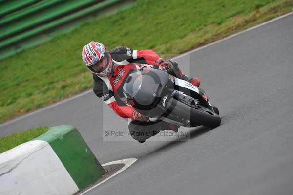 Mallory park Leicestershire;Mallory park photographs;Motorcycle action photographs;event digital images;eventdigitalimages;mallory park;no limits trackday;peter wileman photography;trackday;trackday digital images;trackday photos