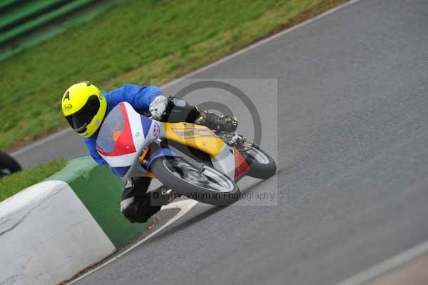 Mallory park Leicestershire;Mallory park photographs;Motorcycle action photographs;event digital images;eventdigitalimages;mallory park;no limits trackday;peter wileman photography;trackday;trackday digital images;trackday photos
