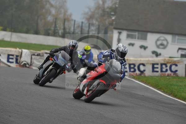 Mallory park Leicestershire;Mallory park photographs;Motorcycle action photographs;event digital images;eventdigitalimages;mallory park;no limits trackday;peter wileman photography;trackday;trackday digital images;trackday photos