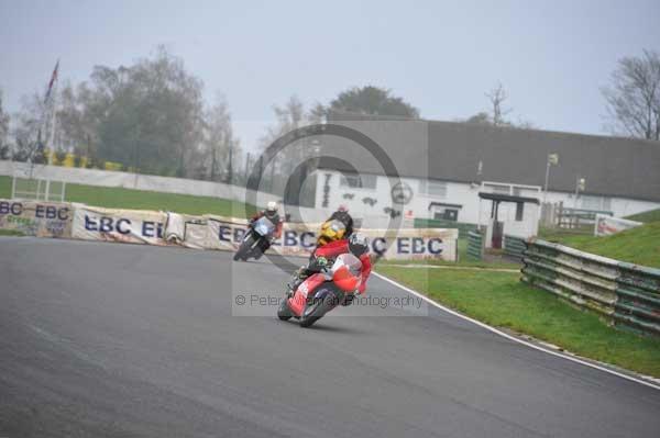 Mallory park Leicestershire;Mallory park photographs;Motorcycle action photographs;event digital images;eventdigitalimages;mallory park;no limits trackday;peter wileman photography;trackday;trackday digital images;trackday photos