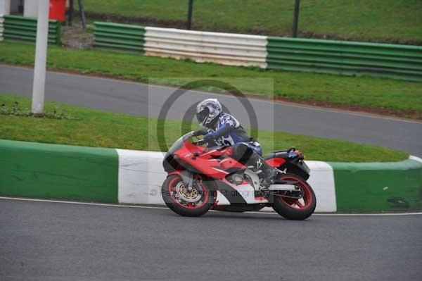 Mallory park Leicestershire;Mallory park photographs;Motorcycle action photographs;event digital images;eventdigitalimages;mallory park;no limits trackday;peter wileman photography;trackday;trackday digital images;trackday photos