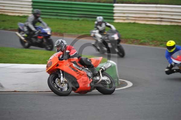 Mallory park Leicestershire;Mallory park photographs;Motorcycle action photographs;event digital images;eventdigitalimages;mallory park;no limits trackday;peter wileman photography;trackday;trackday digital images;trackday photos