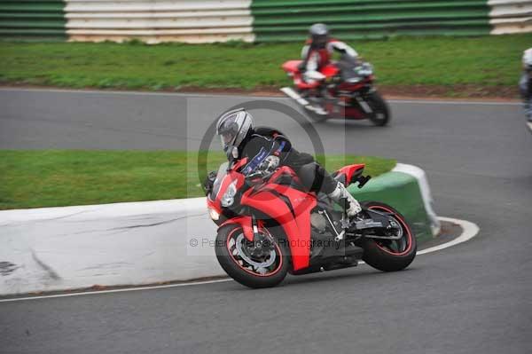 Mallory park Leicestershire;Mallory park photographs;Motorcycle action photographs;event digital images;eventdigitalimages;mallory park;no limits trackday;peter wileman photography;trackday;trackday digital images;trackday photos