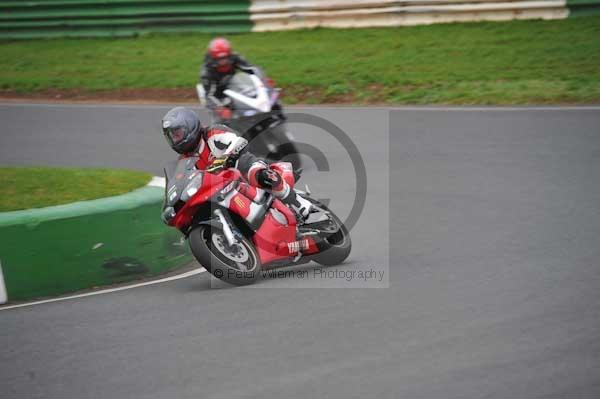 Mallory park Leicestershire;Mallory park photographs;Motorcycle action photographs;event digital images;eventdigitalimages;mallory park;no limits trackday;peter wileman photography;trackday;trackday digital images;trackday photos