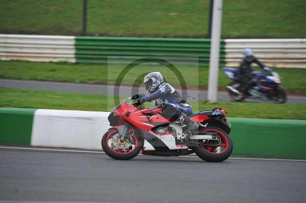 Mallory park Leicestershire;Mallory park photographs;Motorcycle action photographs;event digital images;eventdigitalimages;mallory park;no limits trackday;peter wileman photography;trackday;trackday digital images;trackday photos