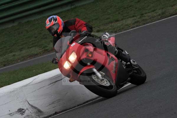 Mallory park Leicestershire;Mallory park photographs;Motorcycle action photographs;event digital images;eventdigitalimages;mallory park;no limits trackday;peter wileman photography;trackday;trackday digital images;trackday photos
