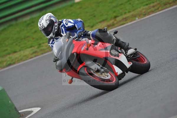 Mallory park Leicestershire;Mallory park photographs;Motorcycle action photographs;event digital images;eventdigitalimages;mallory park;no limits trackday;peter wileman photography;trackday;trackday digital images;trackday photos