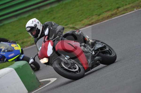 Mallory park Leicestershire;Mallory park photographs;Motorcycle action photographs;event digital images;eventdigitalimages;mallory park;no limits trackday;peter wileman photography;trackday;trackday digital images;trackday photos