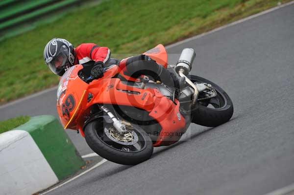 Mallory park Leicestershire;Mallory park photographs;Motorcycle action photographs;event digital images;eventdigitalimages;mallory park;no limits trackday;peter wileman photography;trackday;trackday digital images;trackday photos