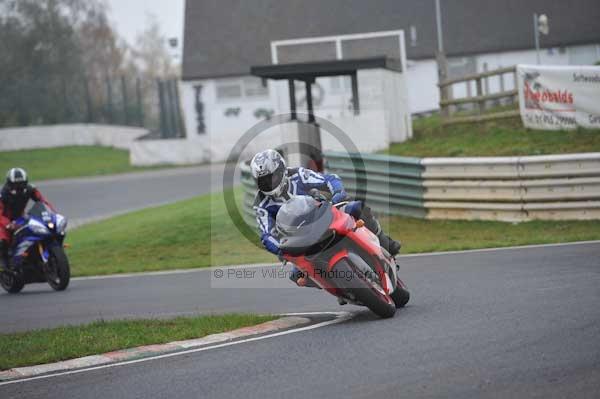 Mallory park Leicestershire;Mallory park photographs;Motorcycle action photographs;event digital images;eventdigitalimages;mallory park;no limits trackday;peter wileman photography;trackday;trackday digital images;trackday photos
