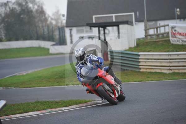 Mallory park Leicestershire;Mallory park photographs;Motorcycle action photographs;event digital images;eventdigitalimages;mallory park;no limits trackday;peter wileman photography;trackday;trackday digital images;trackday photos