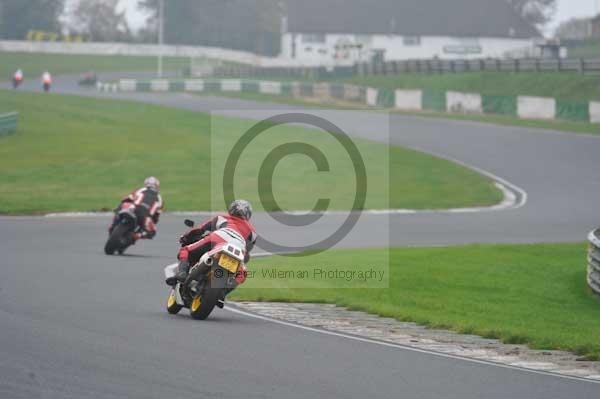 Mallory park Leicestershire;Mallory park photographs;Motorcycle action photographs;event digital images;eventdigitalimages;mallory park;no limits trackday;peter wileman photography;trackday;trackday digital images;trackday photos