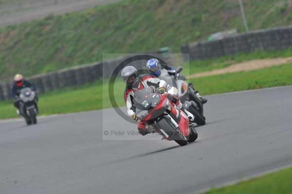 Mallory park Leicestershire;Mallory park photographs;Motorcycle action photographs;event digital images;eventdigitalimages;mallory park;no limits trackday;peter wileman photography;trackday;trackday digital images;trackday photos