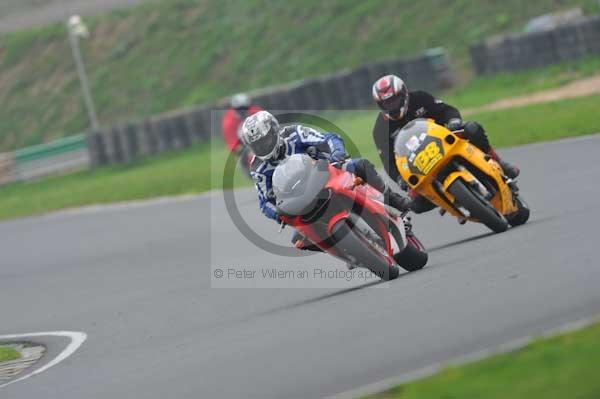 Mallory park Leicestershire;Mallory park photographs;Motorcycle action photographs;event digital images;eventdigitalimages;mallory park;no limits trackday;peter wileman photography;trackday;trackday digital images;trackday photos