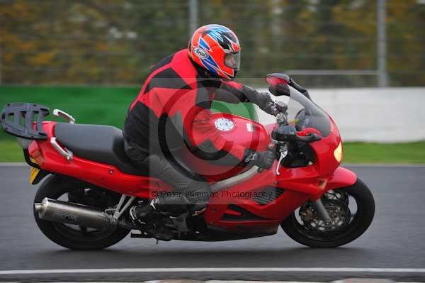 Mallory park Leicestershire;Mallory park photographs;Motorcycle action photographs;event digital images;eventdigitalimages;mallory park;no limits trackday;peter wileman photography;trackday;trackday digital images;trackday photos