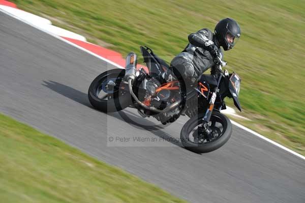 Motorcycle action photographs;Trackday digital images;cadwell;cadwell park photographs;event digital images;eventdigitalimages;motor racing louth lincolnshire;no limits trackdays;peter wileman photography;trackday;trackday photos