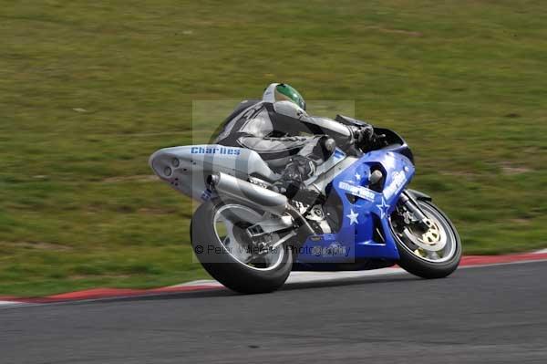 Motorcycle action photographs;Trackday digital images;cadwell;cadwell park photographs;event digital images;eventdigitalimages;motor racing louth lincolnshire;no limits trackdays;peter wileman photography;trackday;trackday photos