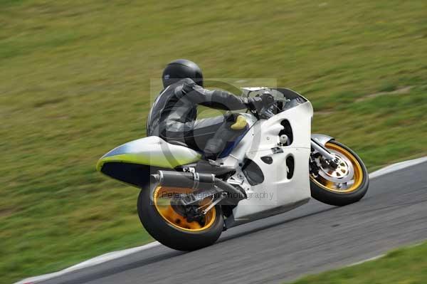 Motorcycle action photographs;Trackday digital images;cadwell;cadwell park photographs;event digital images;eventdigitalimages;motor racing louth lincolnshire;no limits trackdays;peter wileman photography;trackday;trackday photos