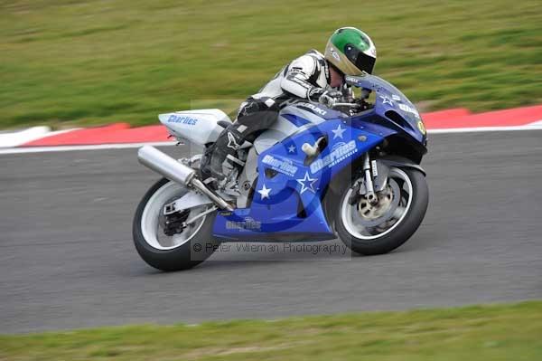 Motorcycle action photographs;Trackday digital images;cadwell;cadwell park photographs;event digital images;eventdigitalimages;motor racing louth lincolnshire;no limits trackdays;peter wileman photography;trackday;trackday photos