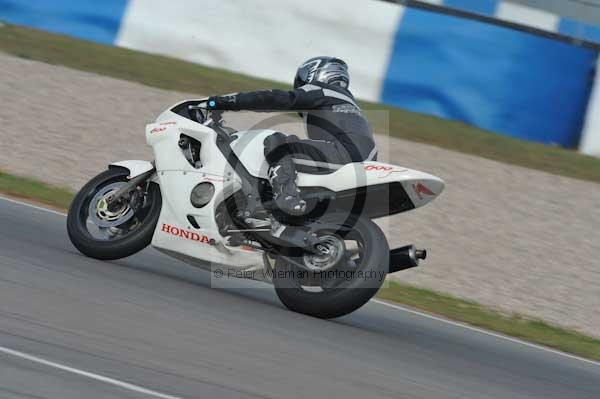 Motorcycle action photographs;Trackday digital images;donington;donington park leicestershire;donington photographs;event digital images;eventdigitalimages;no limits trackday;peter wileman photography;trackday;trackday photos