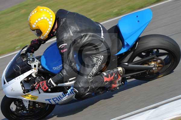 Motorcycle action photographs;Trackday digital images;donington;donington park leicestershire;donington photographs;event digital images;eventdigitalimages;no limits trackday;peter wileman photography;trackday;trackday photos