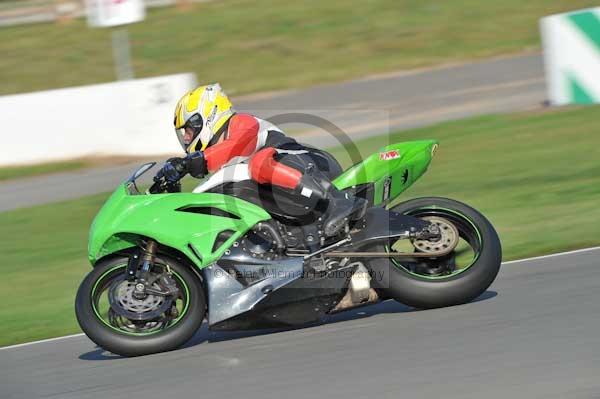 Motorcycle action photographs;Trackday digital images;donington;donington park leicestershire;donington photographs;event digital images;eventdigitalimages;no limits trackday;peter wileman photography;trackday;trackday photos