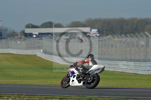 Motorcycle action photographs;donington;donington park leicestershire;donington photographs;event digital images;eventdigitalimages;no limits trackday;peter wileman photography;trackday;trackday digital images;trackday photos