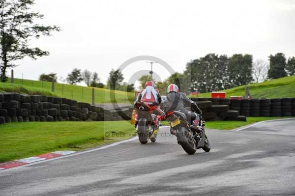 Motorcycle action photographs;cadwell;cadwell park photographs;event digital images;eventdigitalimages;motor racing louth lincolnshire;no limits trackday;peter wileman photography;trackday;trackday digital images;trackday photos