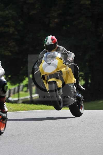 Motorcycle action photographs;cadwell;cadwell park photographs;event digital images;eventdigitalimages;motor racing louth lincolnshire;no limits trackday;peter wileman photography;trackday;trackday digital images;trackday photos