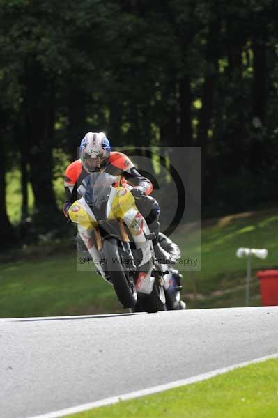 Motorcycle action photographs;cadwell;cadwell park photographs;event digital images;eventdigitalimages;motor racing louth lincolnshire;no limits trackday;peter wileman photography;trackday;trackday digital images;trackday photos