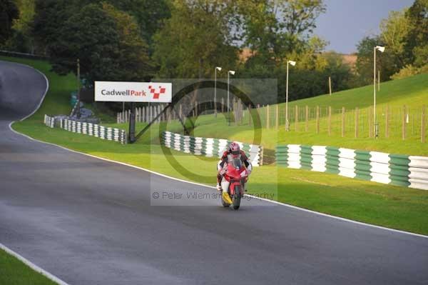 Motorcycle action photographs;cadwell;cadwell park photographs;event digital images;eventdigitalimages;motor racing louth lincolnshire;no limits trackday;peter wileman photography;trackday;trackday digital images;trackday photos