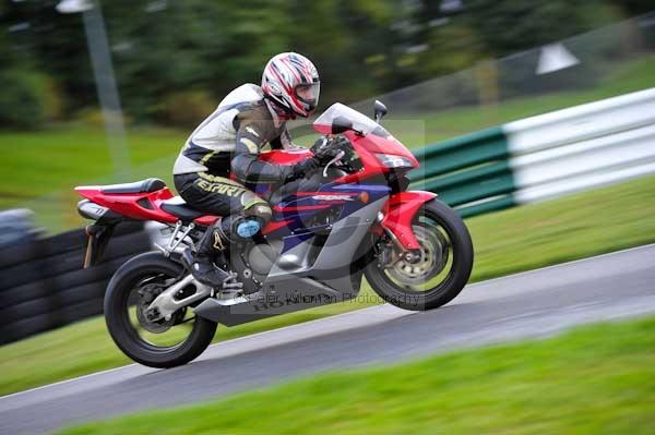 Motorcycle action photographs;cadwell;cadwell park photographs;event digital images;eventdigitalimages;motor racing louth lincolnshire;no limits trackday;peter wileman photography;trackday;trackday digital images;trackday photos