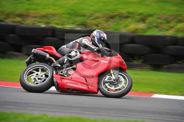 Motorcycle action photographs;cadwell;cadwell park photographs;event digital images;eventdigitalimages;motor racing louth lincolnshire;no limits trackday;peter wileman photography;trackday;trackday digital images;trackday photos