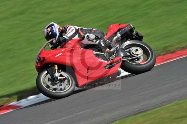 Motorcycle action photographs;cadwell;cadwell park photographs;event digital images;eventdigitalimages;motor racing louth lincolnshire;no limits trackday;peter wileman photography;trackday;trackday digital images;trackday photos
