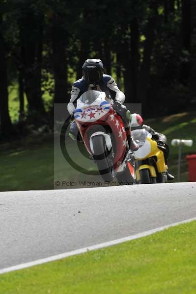 Motorcycle action photographs;cadwell;cadwell park photographs;event digital images;eventdigitalimages;motor racing louth lincolnshire;no limits trackday;peter wileman photography;trackday;trackday digital images;trackday photos