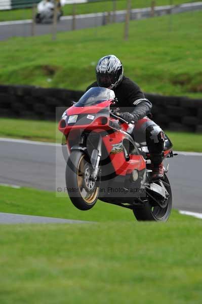 Motorcycle action photographs;cadwell;cadwell park photographs;event digital images;eventdigitalimages;motor racing louth lincolnshire;no limits trackday;peter wileman photography;trackday;trackday digital images;trackday photos