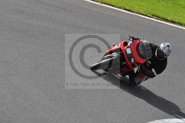 Motorcycle action photographs;cadwell;cadwell park photographs;event digital images;eventdigitalimages;motor racing louth lincolnshire;no limits trackday;peter wileman photography;trackday;trackday digital images;trackday photos