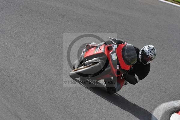 Motorcycle action photographs;cadwell;cadwell park photographs;event digital images;eventdigitalimages;motor racing louth lincolnshire;no limits trackday;peter wileman photography;trackday;trackday digital images;trackday photos
