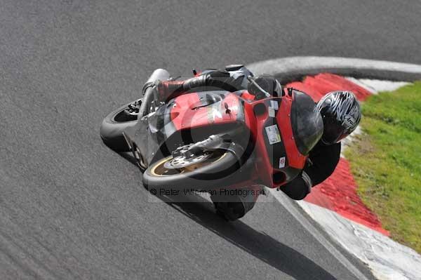 Motorcycle action photographs;cadwell;cadwell park photographs;event digital images;eventdigitalimages;motor racing louth lincolnshire;no limits trackday;peter wileman photography;trackday;trackday digital images;trackday photos