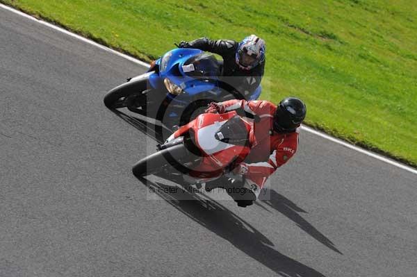 Motorcycle action photographs;cadwell;cadwell park photographs;event digital images;eventdigitalimages;motor racing louth lincolnshire;no limits trackday;peter wileman photography;trackday;trackday digital images;trackday photos