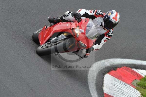 Motorcycle action photographs;cadwell;cadwell park photographs;event digital images;eventdigitalimages;motor racing louth lincolnshire;no limits trackday;peter wileman photography;trackday;trackday digital images;trackday photos