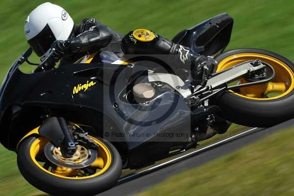 Motorcycle action photographs;cadwell;cadwell park photographs;event digital images;eventdigitalimages;motor racing louth lincolnshire;no limits trackday;peter wileman photography;trackday;trackday digital images;trackday photos