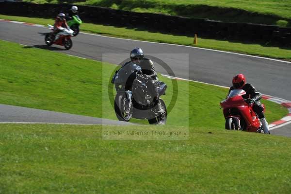 Motorcycle action photographs;cadwell;cadwell park photographs;event digital images;eventdigitalimages;motor racing louth lincolnshire;no limits trackday;peter wileman photography;trackday;trackday digital images;trackday photos